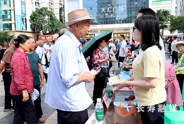 我区多部门携手为群众送“政策大礼包” (3)