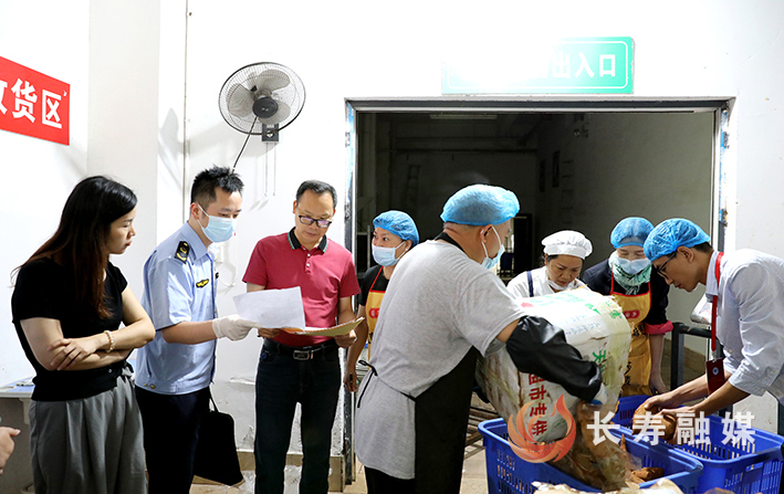 我区开展校园食堂食材配送专项检查 (1)