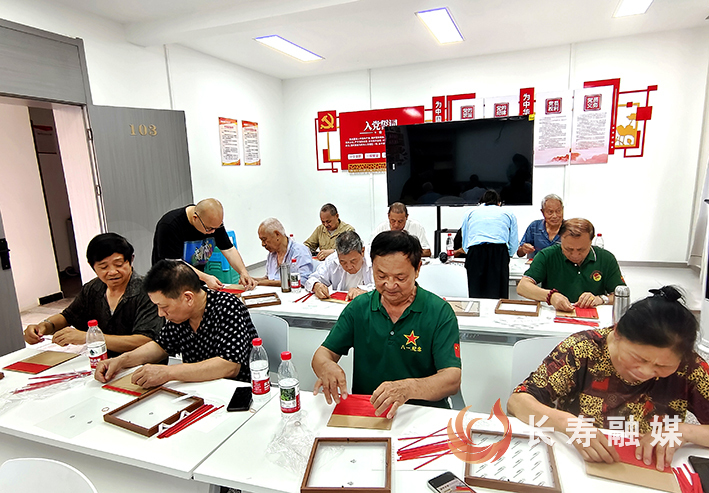 葛兰桥社区党支部举办“红色匠心·爱国手编”主题党日活动 (1)