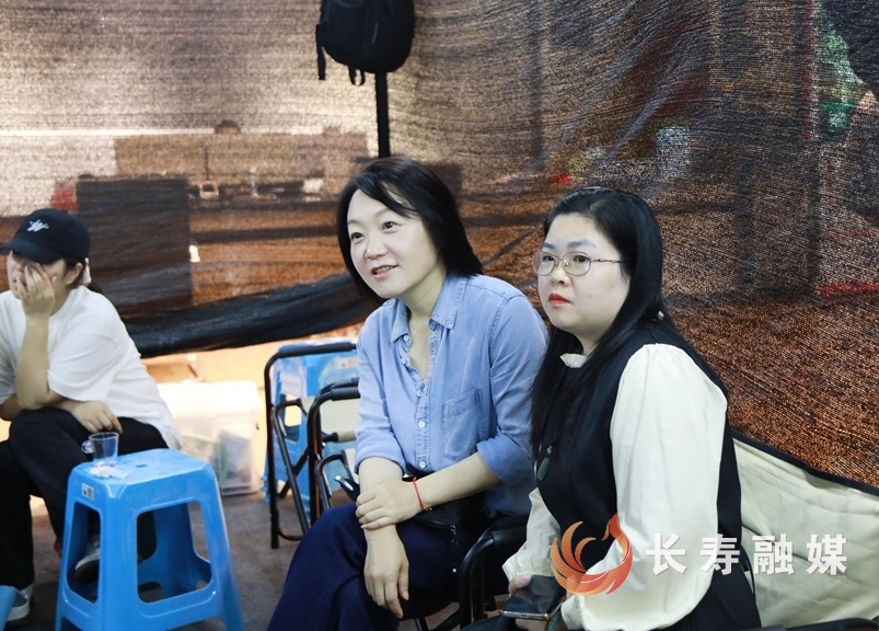 区领导探班《把黑夜点燃》剧组2