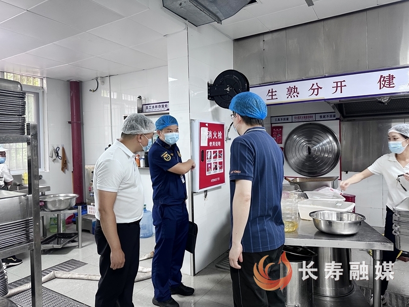 我区多部门开展高考前校园消防安全检查2