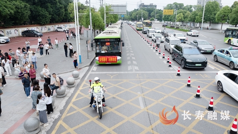 警车开道暖心护航！高考生赴考场“踩点”3