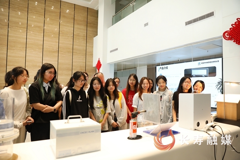 区妇联组织开展女大学生企业游学活动2