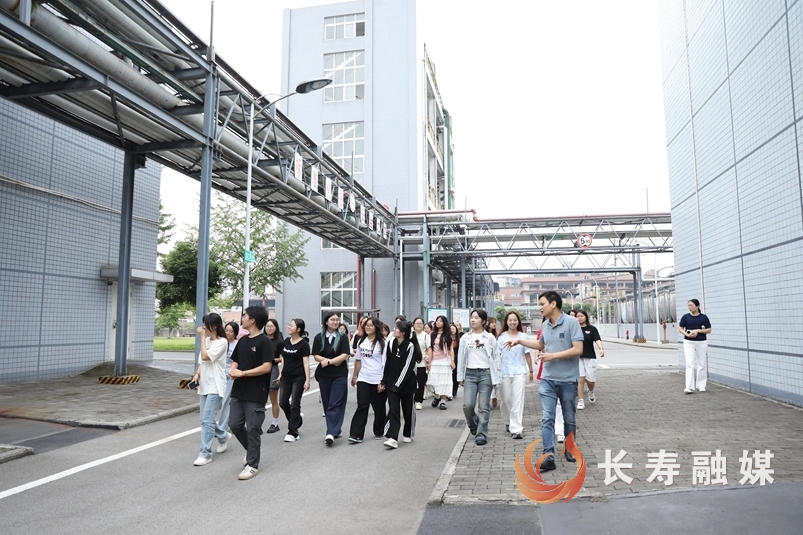 区妇联组织开展女大学生企业游学活动3