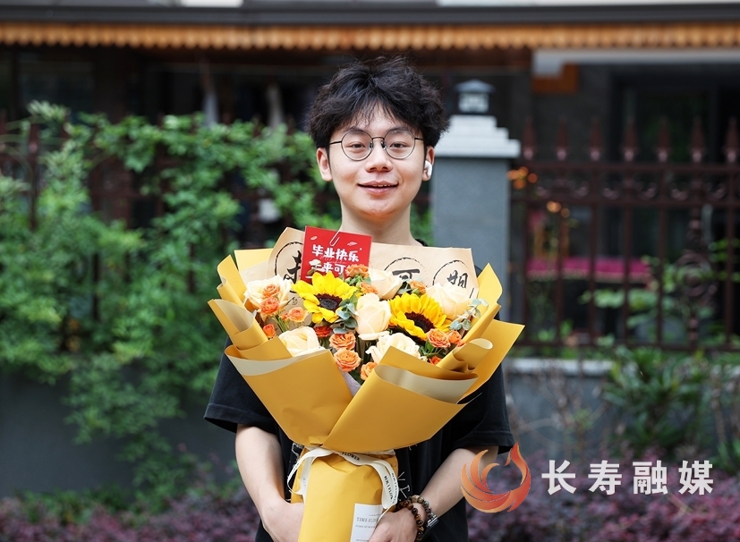 社区送葵花助考生“一举夺魁”3