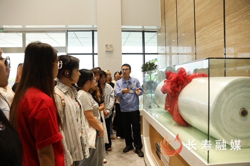 区妇联组织开展女大学生企业游学活动1