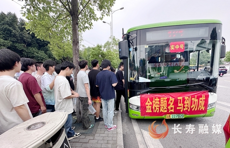 警车开道暖心护航！高考生赴考场“踩点”1
