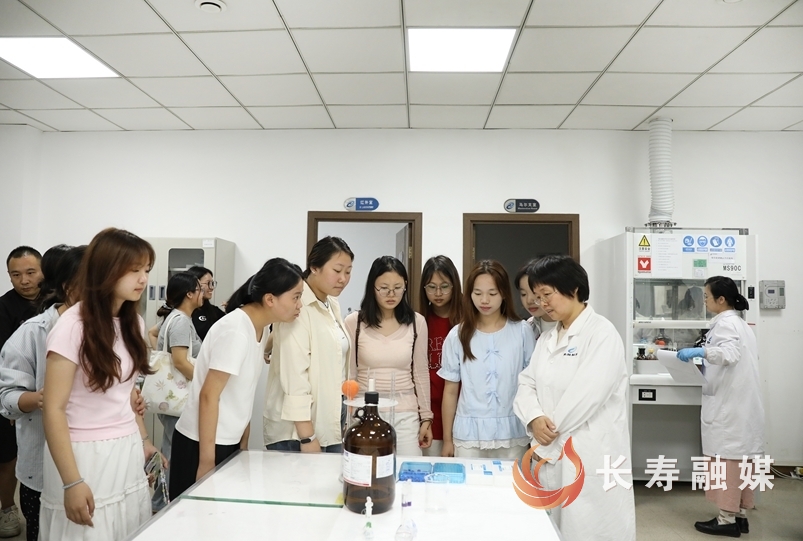 区妇联组织开展女大学生企业游学活动4