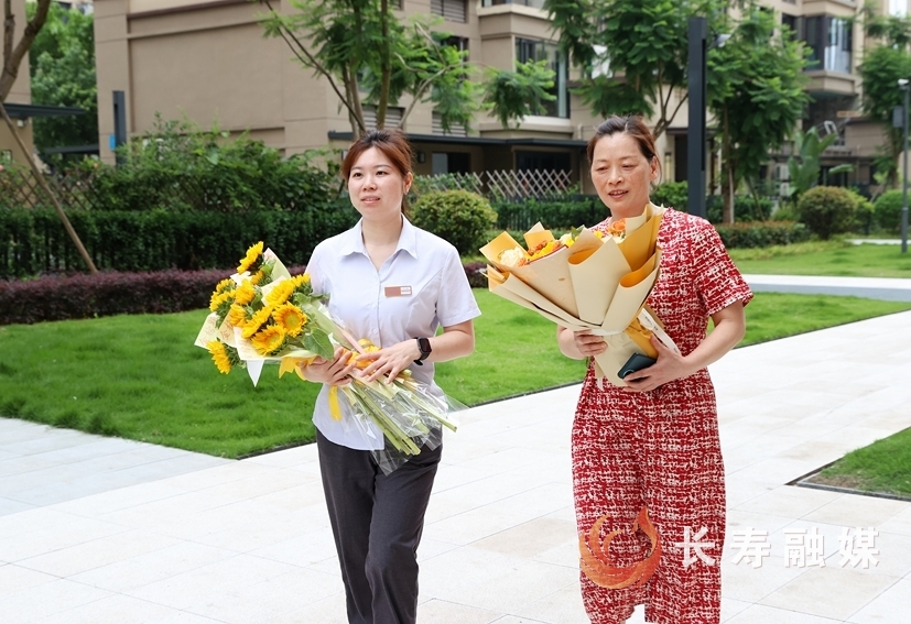 社区送葵花助考生“一举夺魁”1