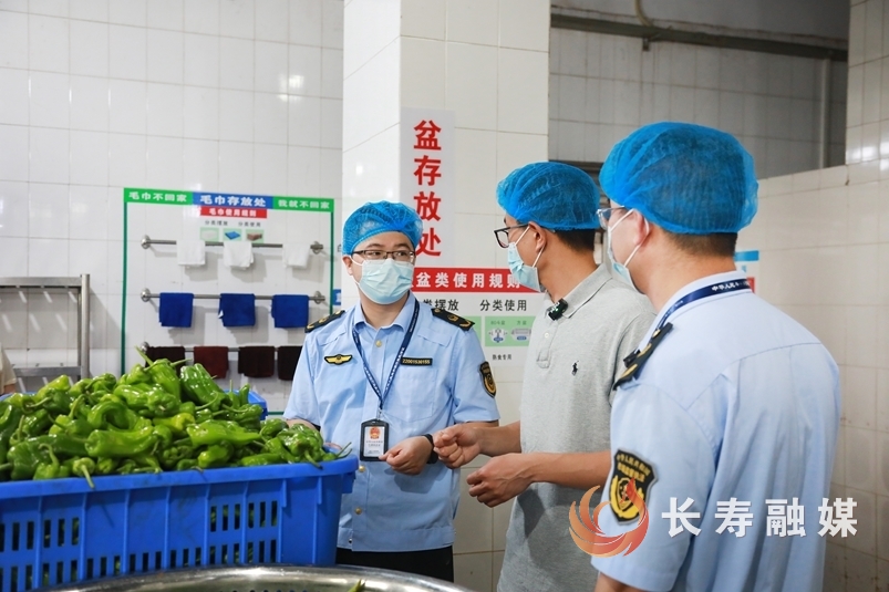 专项检查守护考生“舌尖上的安全”2