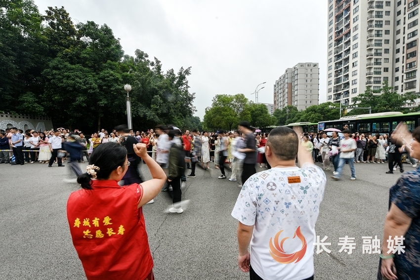 长寿3722名高考生奔赴考场+张颂东