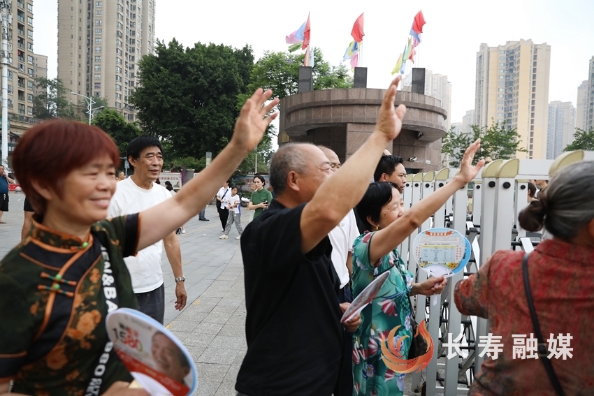 高考首日|考场外的四老温情陪伴2
