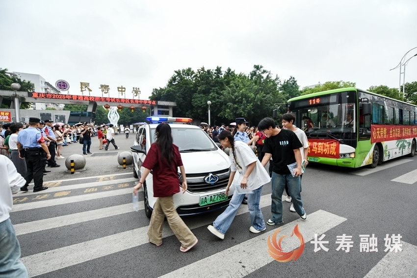 长寿3722名高考生奔赴考场+张颂东3