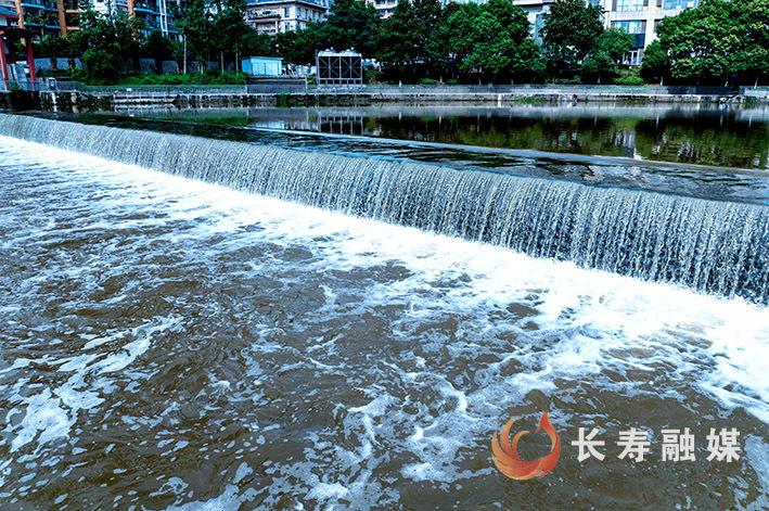 三洞溝廊橋驚現(xiàn)雙瀑齊飛 (2)