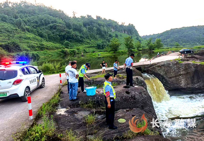 但渡镇警民联动织密夏日平安网 (3)
