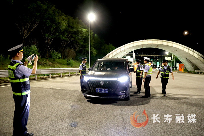 区交通运输委联合多部门开展打击非法营运专项行动 (3)