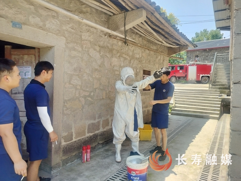 消防员40℃高温勇摘“毒蜂窝”1