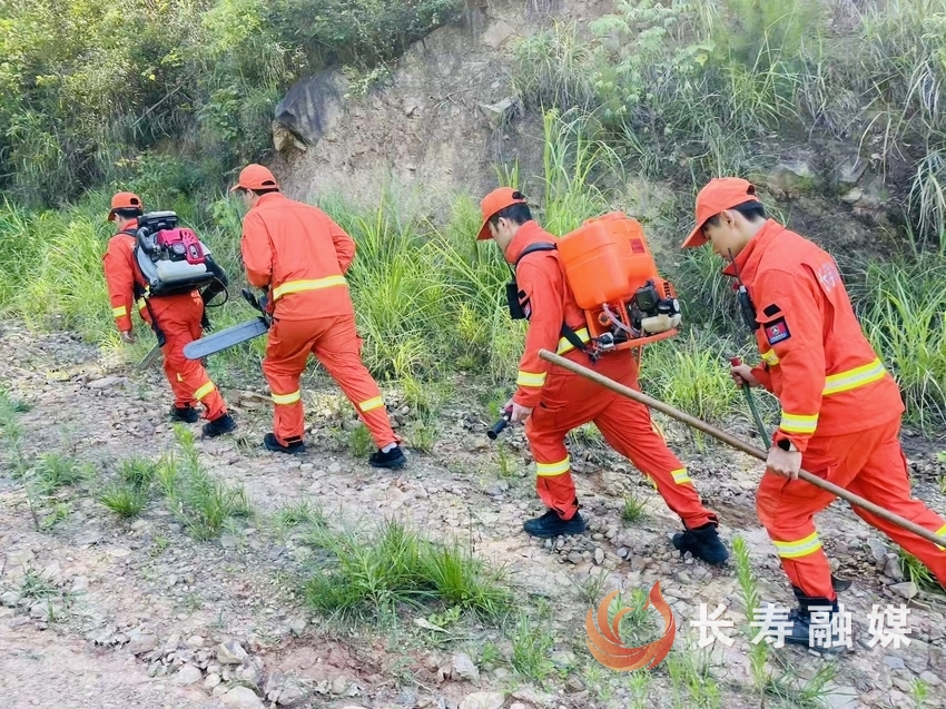高温“烤”验之下 防火防暑容不得丝毫松懈​1