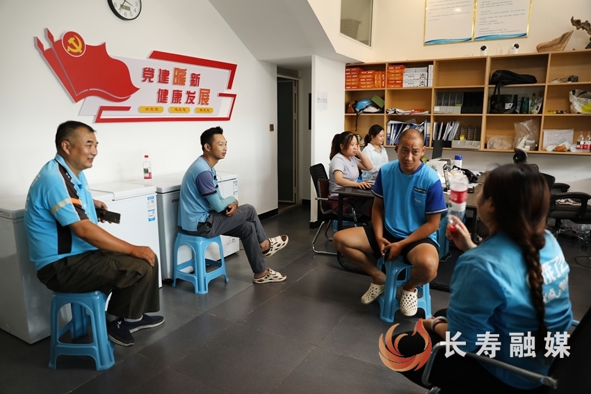 外卖骑手的“汗水”与“清凉”3