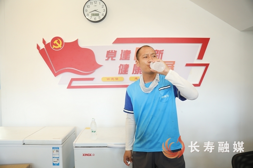 外卖骑手的“汗水”与“清凉”4
