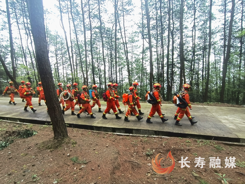 高温“烤”验之下 防火防暑容不得丝毫松懈​3