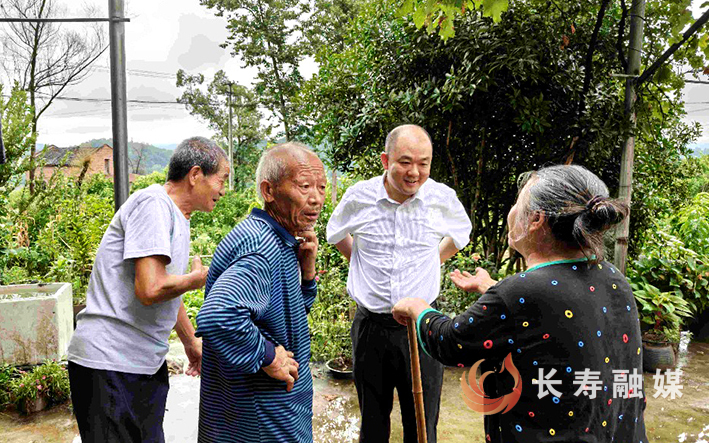 长寿湖镇:干部下沉服务上门 学习教育成果落地见效 (1)