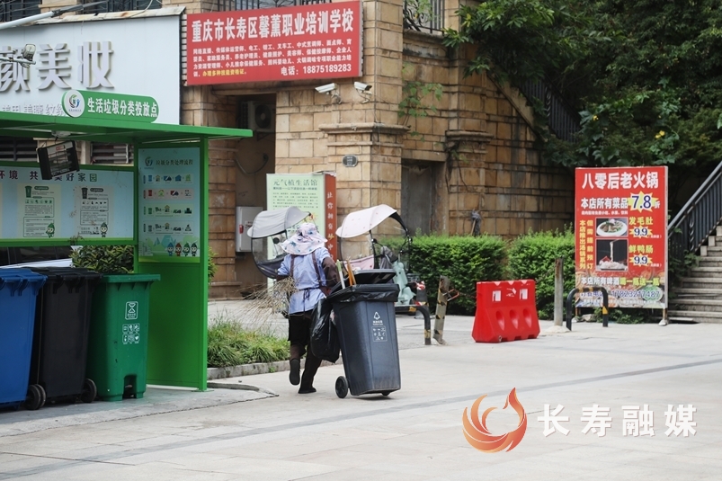 “清凉港湾”为户外劳动者撑起“遮阳伞”4