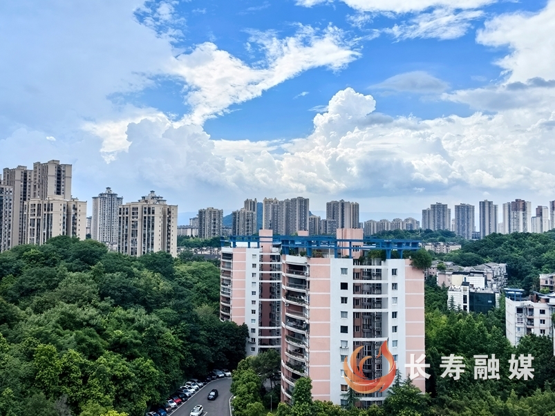 蓝天白云+何利