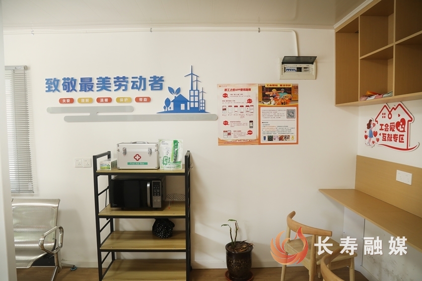 “清凉港湾”为户外劳动者撑起“遮阳伞”3
