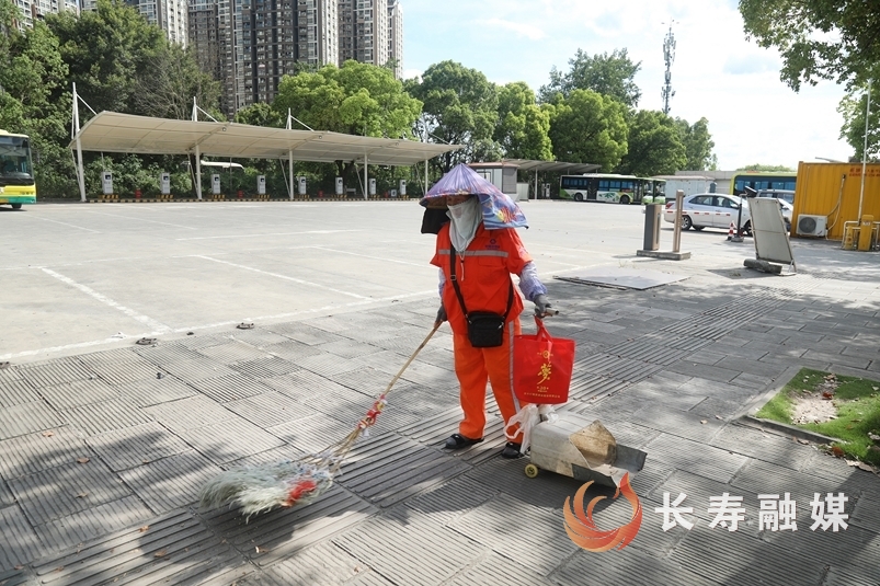 “清凉港湾”为户外劳动者撑起“遮阳伞”8