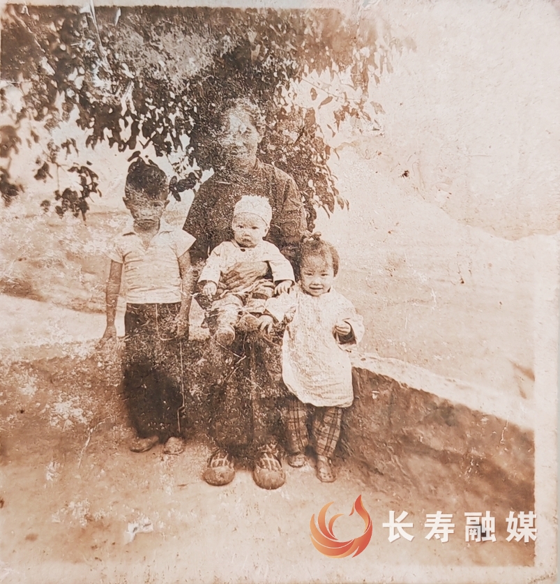 叶素芬+慈祥老人怀抱着孩子的温馨瞬间