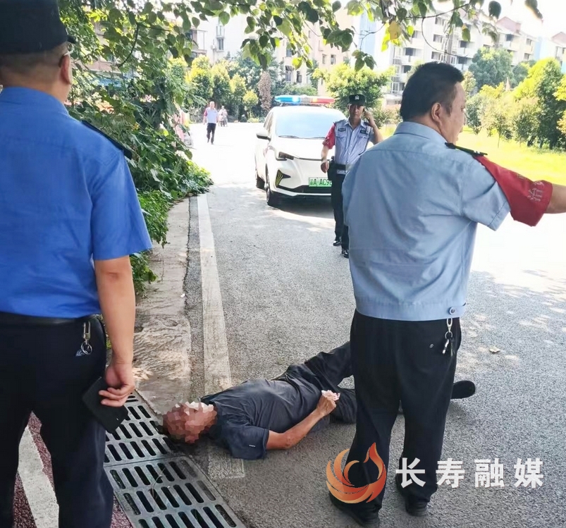 老人中暑晕倒 城管队员暖心救助1