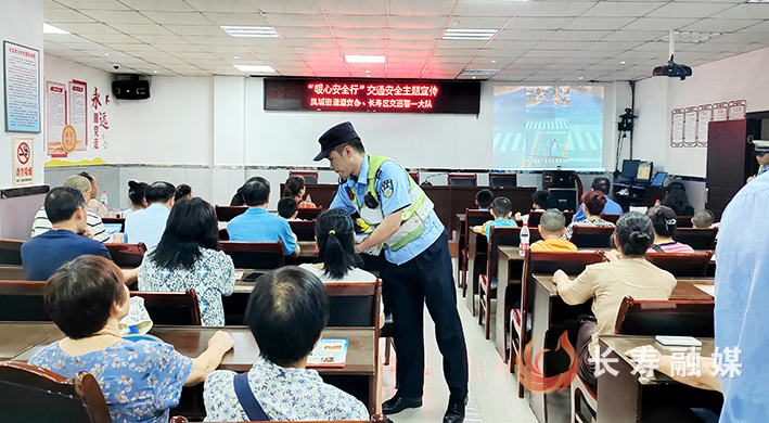 交通安全宣传进社区 (1)