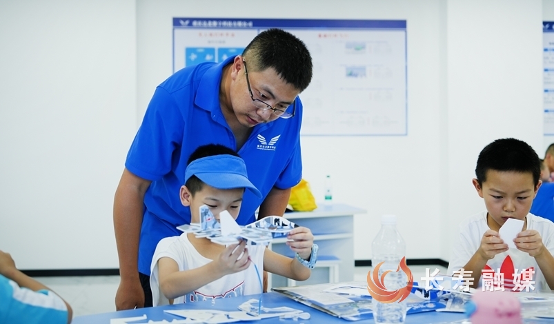 长寿青少年近距离感受科技魅力2
