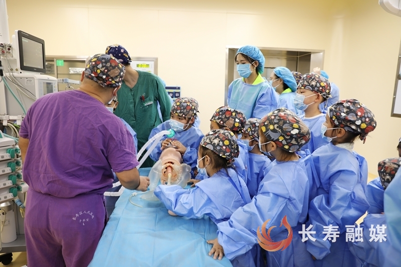 区人民医院开展医生职业体验活动3