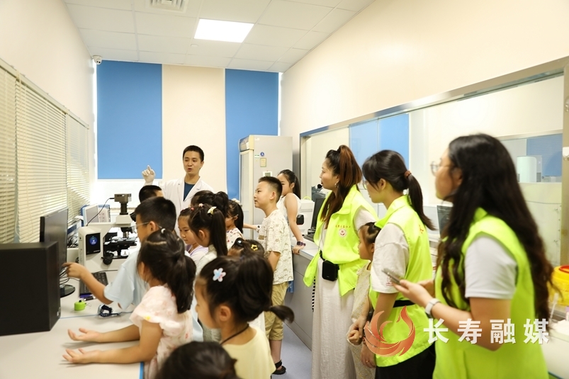 区人民医院开展医生职业体验活动1