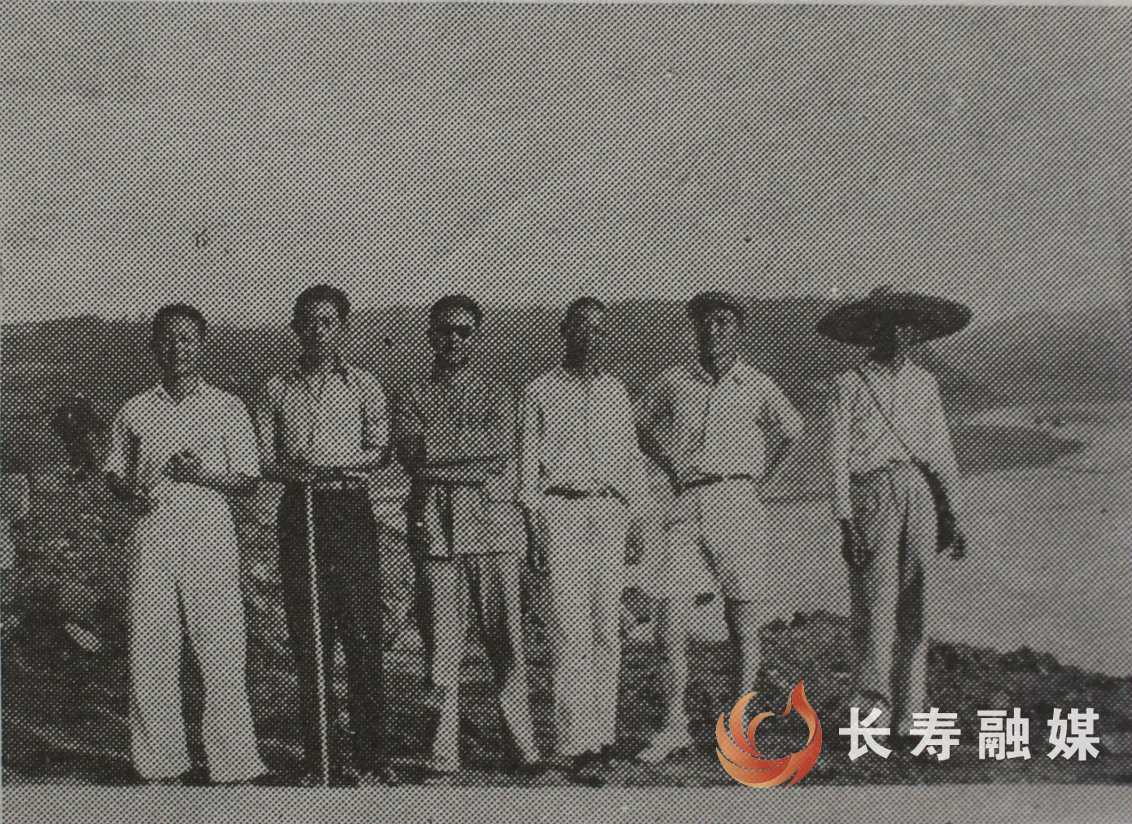 1938年,龙溪河工程处的专家在刚建成的龙溪公路旁合影