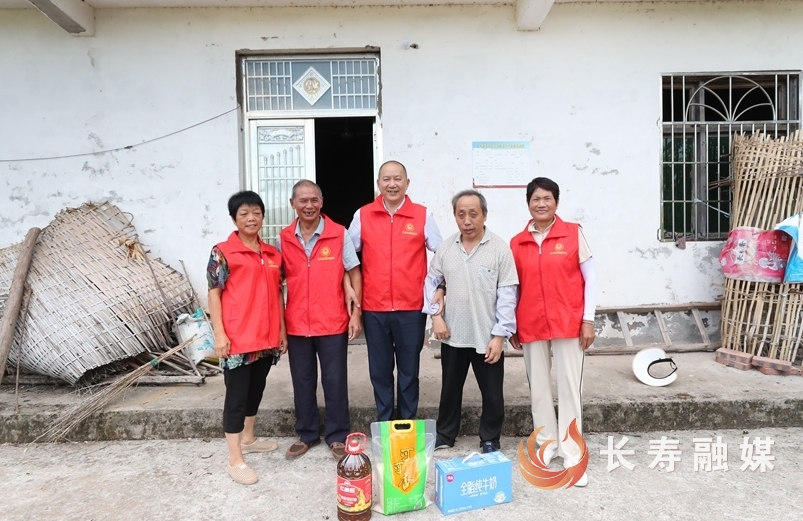 7对志愿者夫妇集体“撒糖”又献暖7