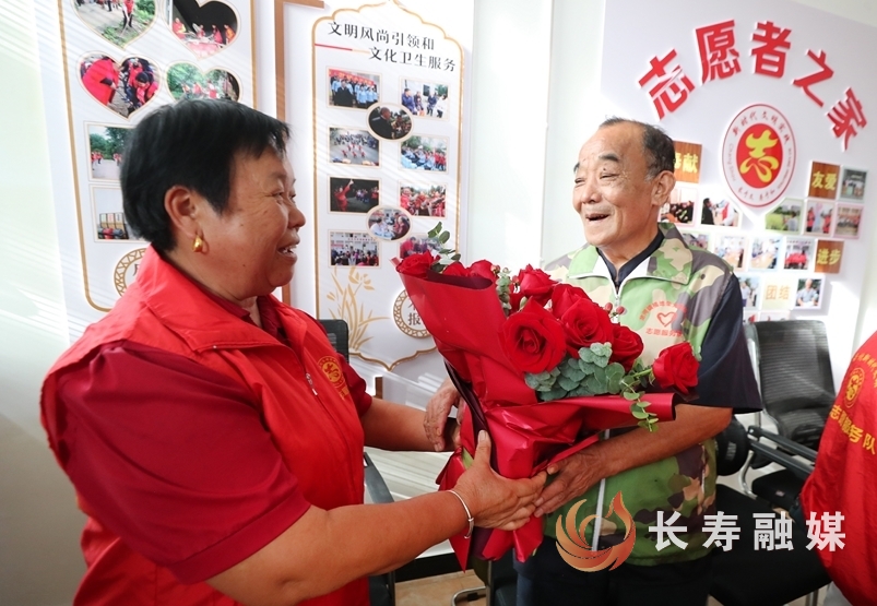 7对志愿者夫妇集体“撒糖”又献暖2