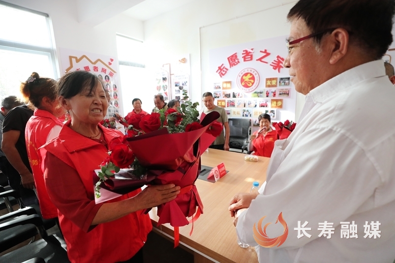 7对志愿者夫妇集体“撒糖”又献暖1