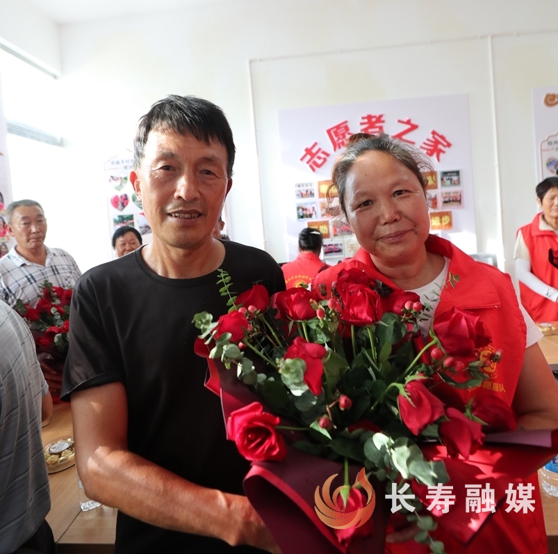 7对志愿者夫妇集体“撒糖”又献暖4