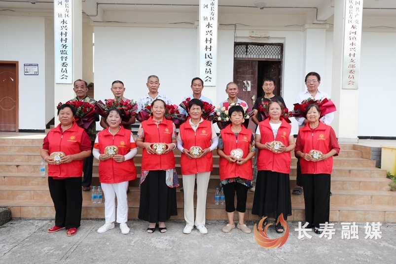7对志愿者夫妇集体“撒糖”又献暖5