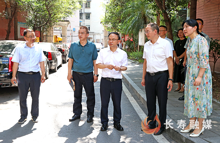 戴明调研蚊媒传染防治工作-凤鸣家园小区