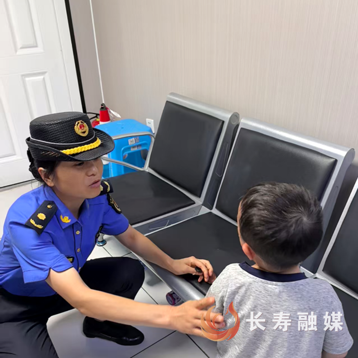 爱心接力!走失儿童重回亲人怀抱 (2)