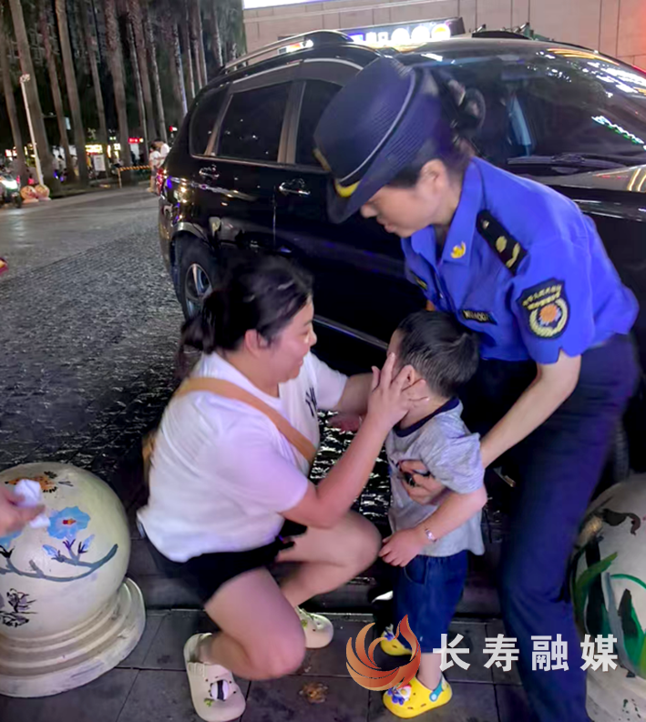 爱心接力!走失儿童重回亲人怀抱 (1)