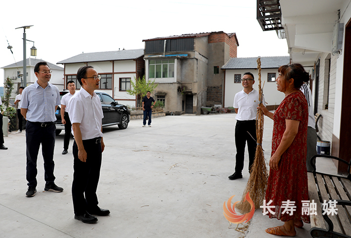 戴明在石堰镇检查指导蚊媒传染病防控和森林防火工作 (1)