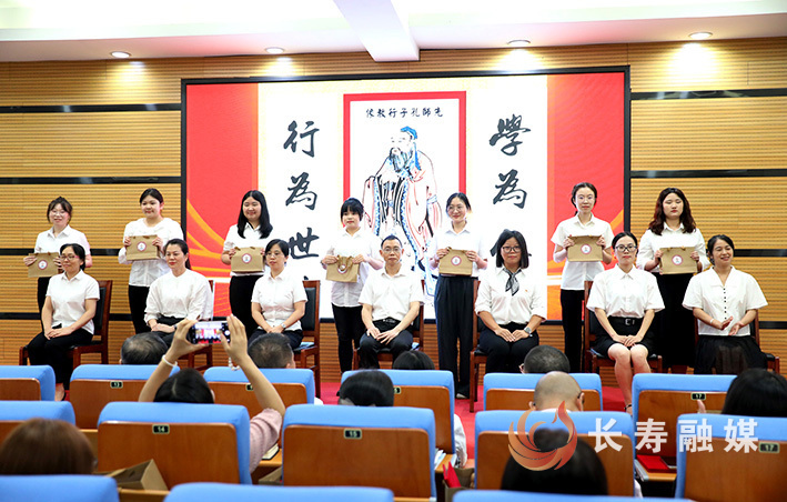 长寿一中举行青年教师暨青年班主任师徒结对仪式 (3)