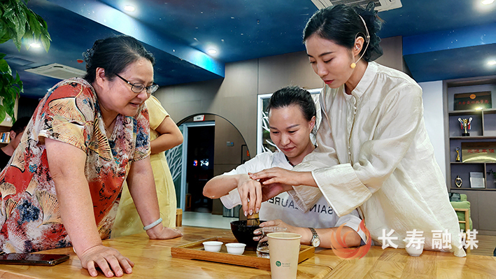 職工沉浸式體驗宋代點茶文化 (3)