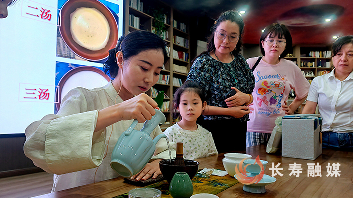 職工沉浸式體驗宋代點茶文化 (2)