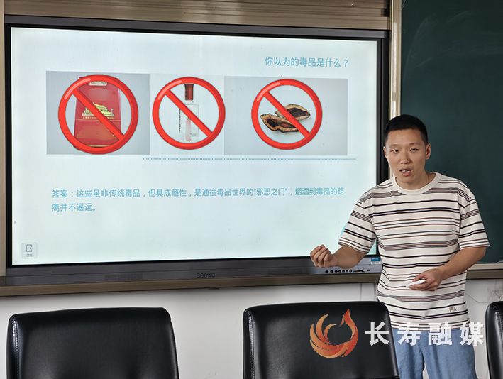 龙河法治阳光照校园 (2)
